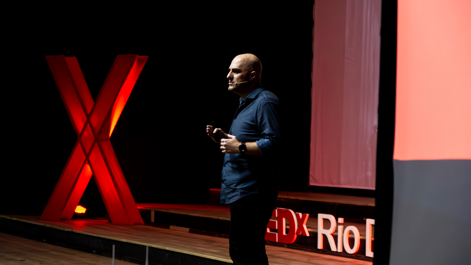 Leonardo Sommariva palestrando no TEDx